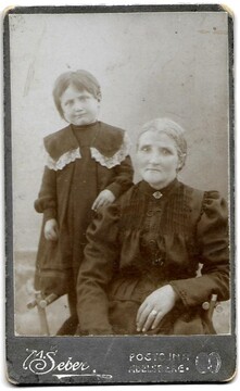 Ivanka Počkaj 1872-1943 s svojo mamo, slikano 1877